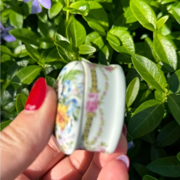 Small floral porcelain made in England heart shaped trinket box - Picture 5 of 15